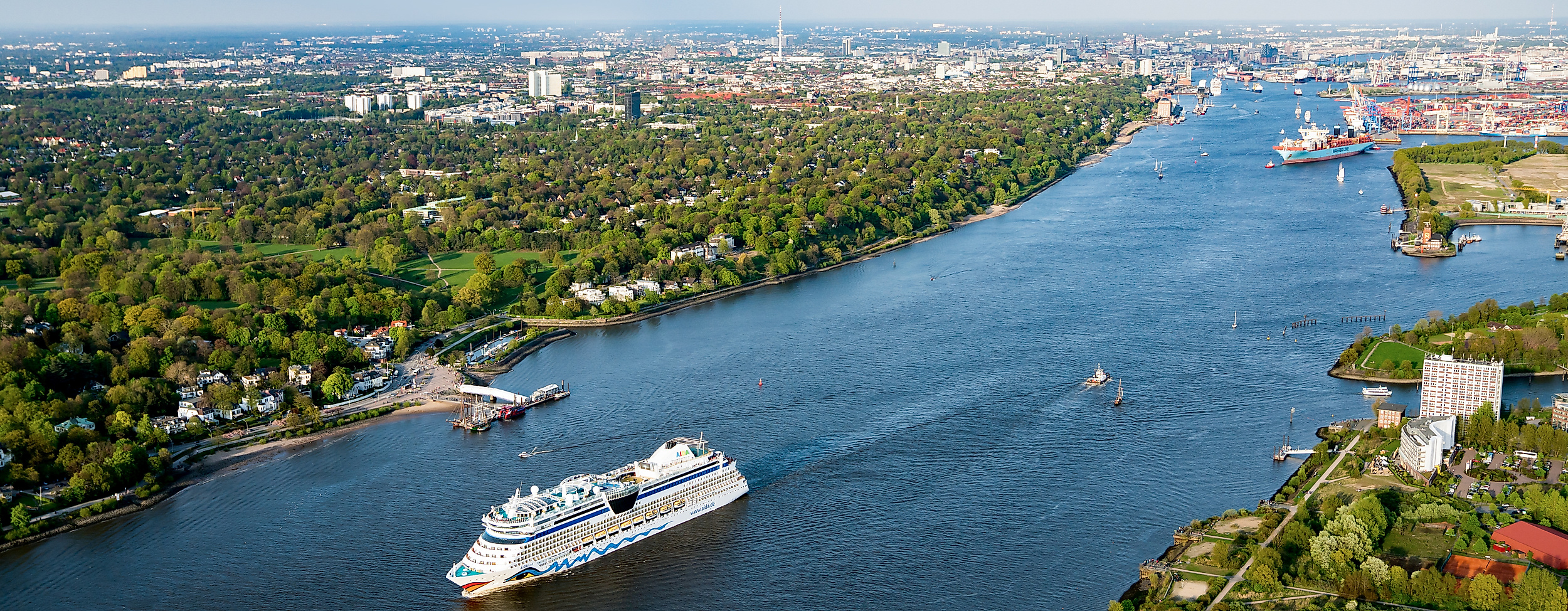 hamburg-maritim_schiffsausfahrt_elbe_c-andreas-vallbracht