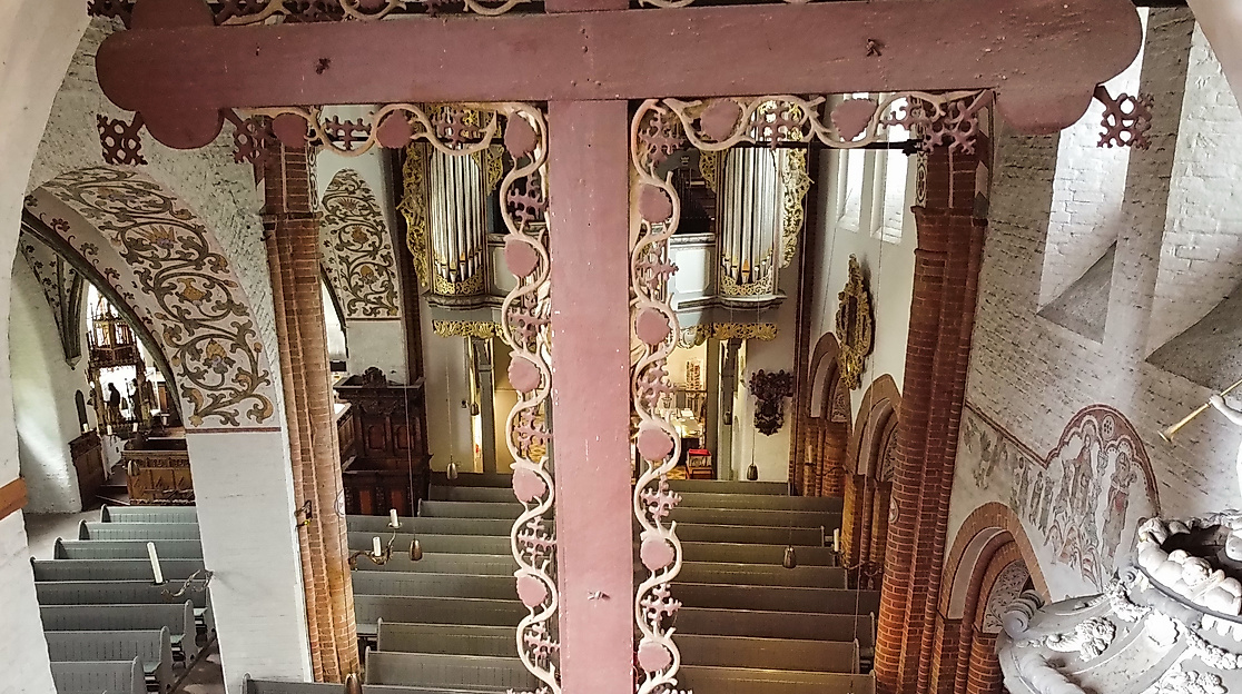 Kreuz von hinten in St. Nicolai-Kirche