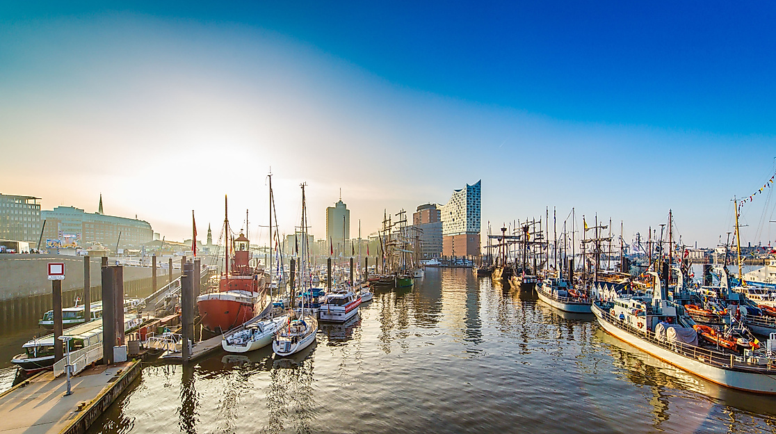 Sonniger Morgen im Hamburger Hafen mit zahlreichen Booten und Blick auf die Elbphilharmonie