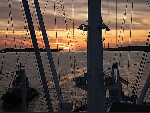 Mittsommernachtsfahrt HAMBURG - HAMBURG