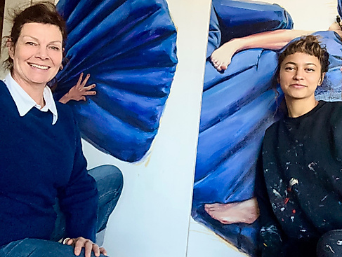 Bettina Winkler-Marxen (Galerie 11) im Atelier von Jana Jacob (re.)