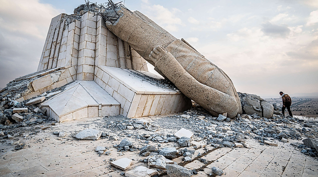 Dayr Atiyah: Am 9.12.2024, einen Tag nach dem Sturz des Regimes, wurde die größte Statue von Hafis al-Assad zum Einsturz gebracht.