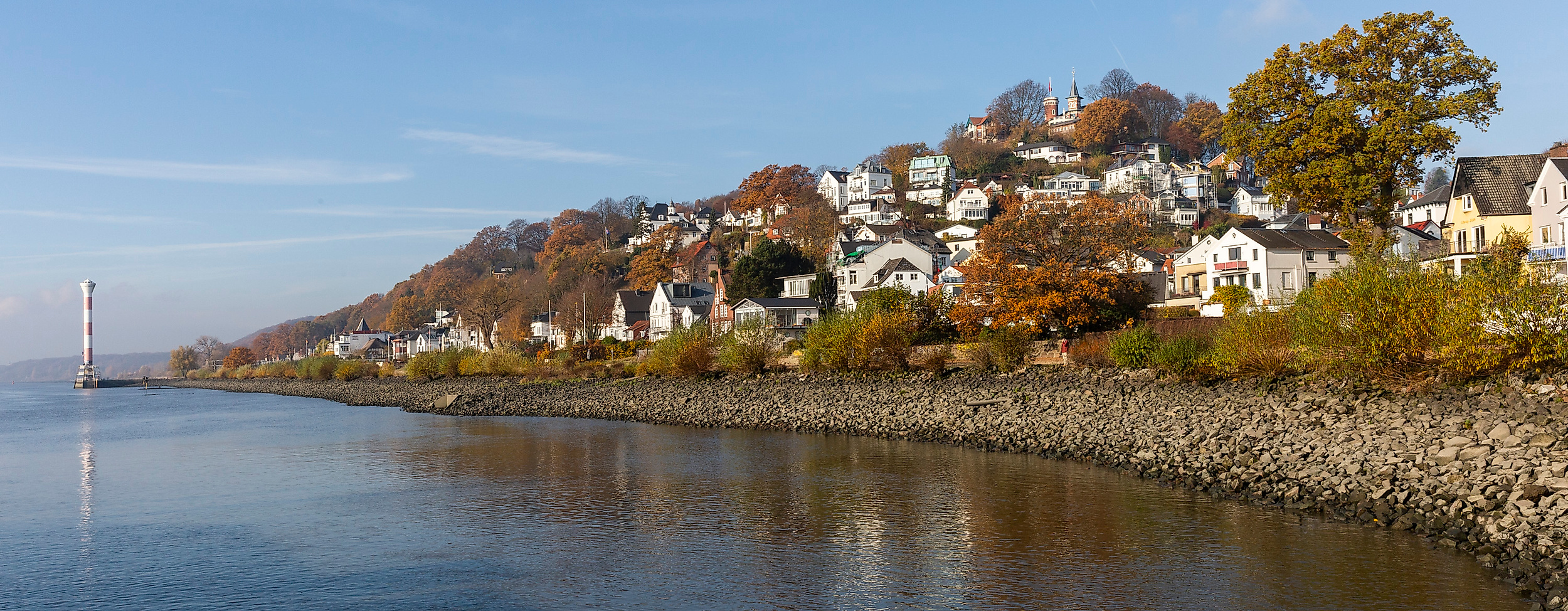 Herbstlicher Blick auf das Elbufer und das Treppenviertel in Hamburg-Blankenese mit Leuchtturm