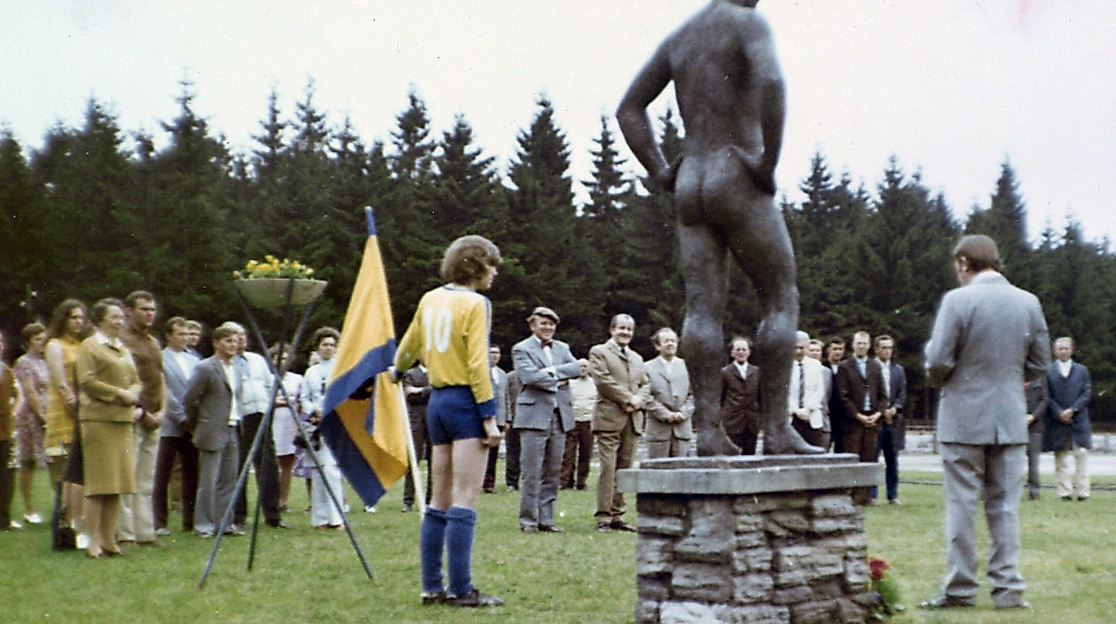Der nackte Mann auf dem Sportplatz