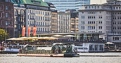Alsterpavillon-JuliaSchwendner_Binnenalster_Alstersonne_230810-005_HiRes_AdobeRGB-Mediaserver Hamburg _