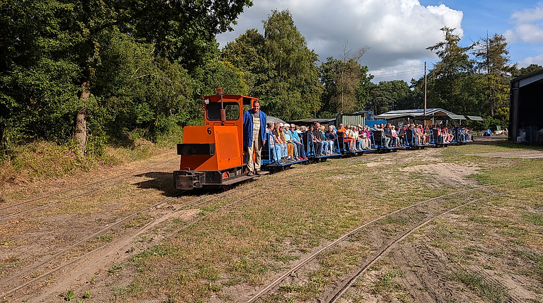Torfbahnzug auf dem Betirebshof der Torfbahn