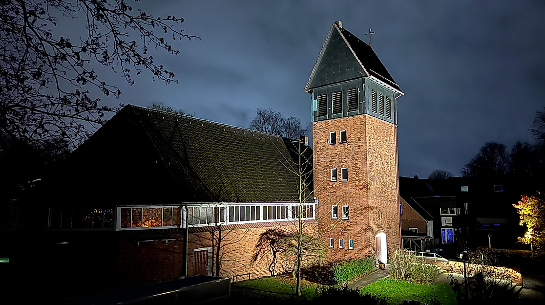 Adventskirche in der Nacht der Kirchengemeinde Schnelsen