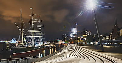elbpromenade_rickmer-rickmers_nachtaufnahme_c-2019-thisisjulia-photography-3