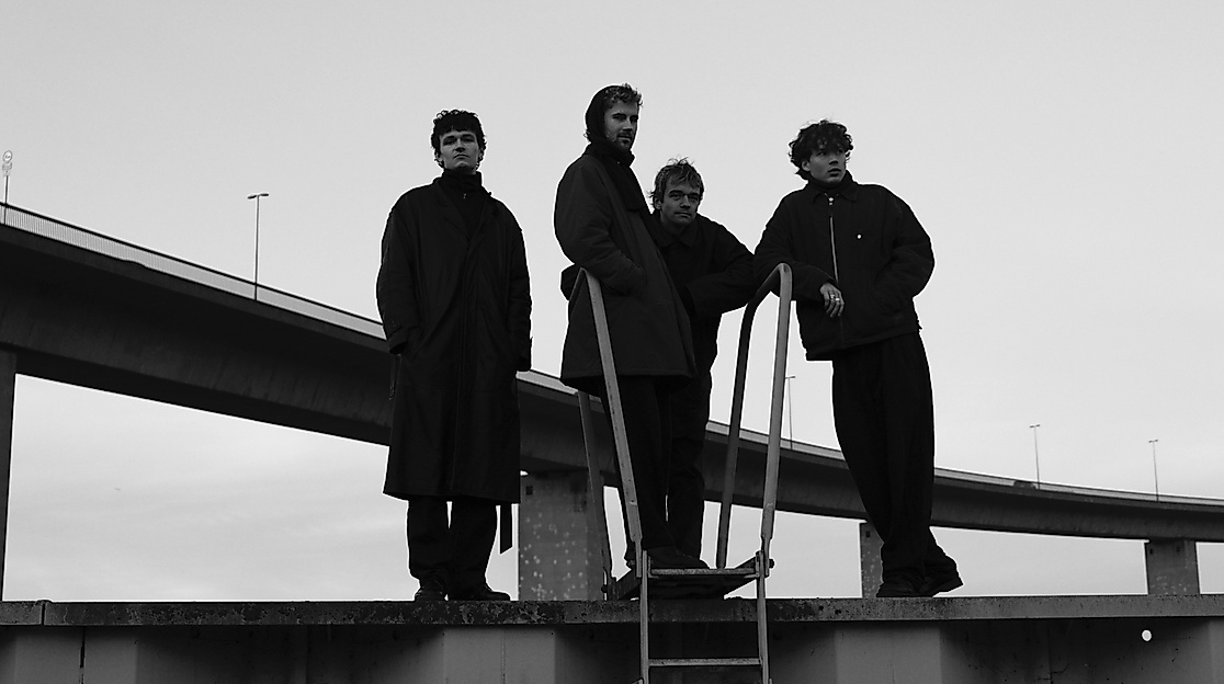 Gruppe vor Brücke in Schwarz-Weiß