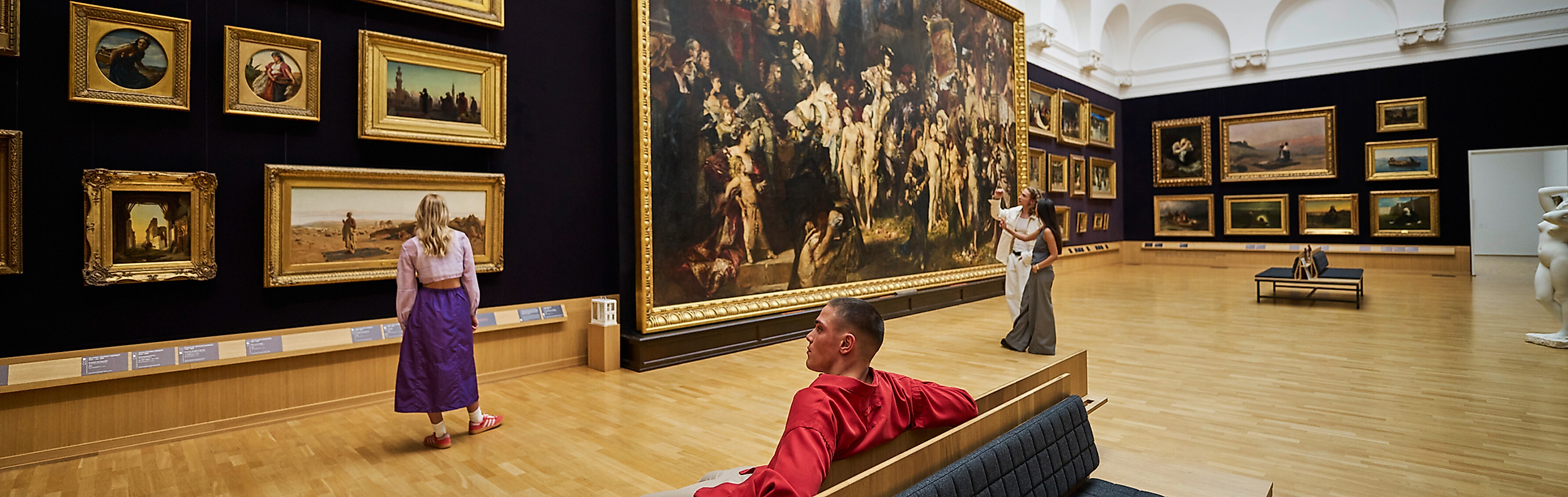 Besucher:innen betrachten Gemälde in der Hamburger Kunsthalle mit großformatiger Historienmalerei.