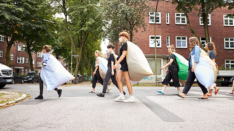 DA SIND WIR*: City Bathing