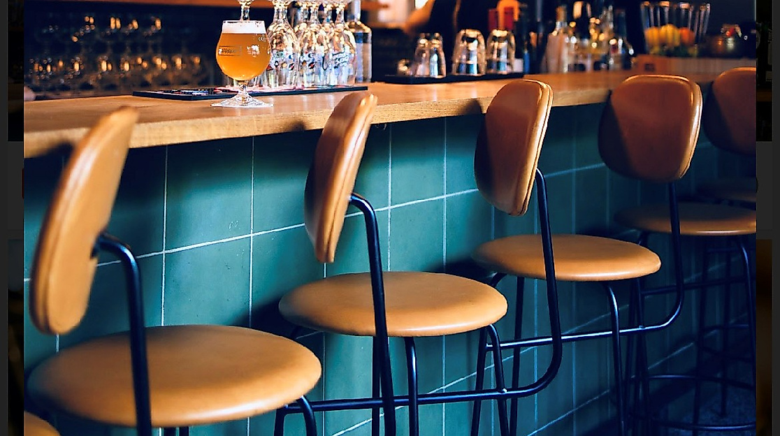 Bar mit Bierglas und Barhockern