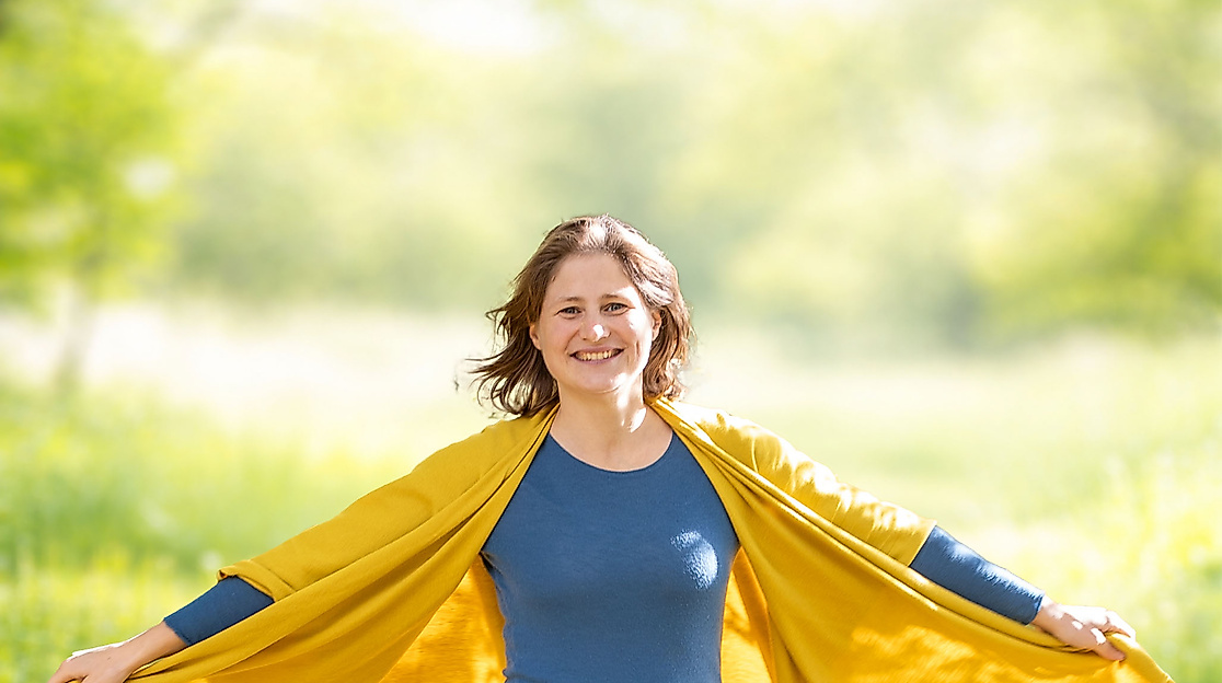 Frühlingshintergrund und Birgit dynamisch