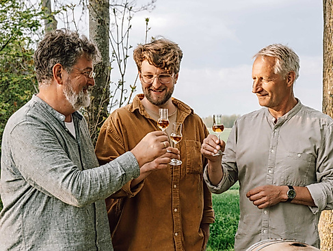 Die Köpfe hinter der Fehmarn Destillerie – Echte Fehmaraner, mit Leidenschaft, Zusammenhalt und der Idee, etwas Eigenes zu schaffen