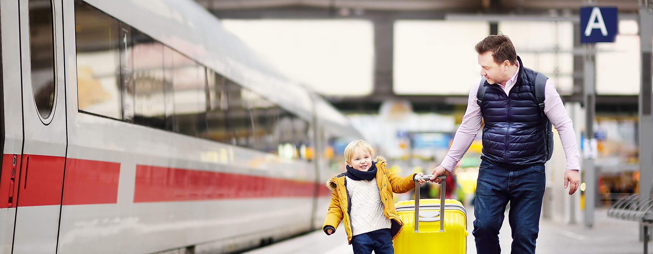 Reisende am Bahnhof