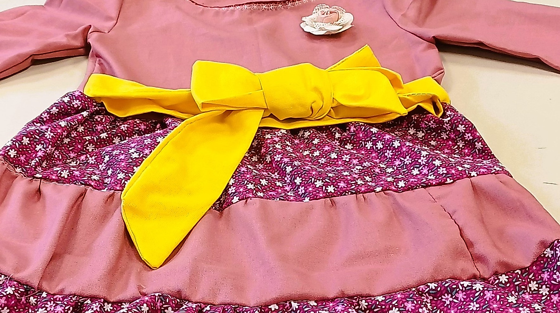 Farbenfrohes Kleid und kein „Nichtsichtbar“ sein für Ursula, Arbeit der Schülerin Hanna