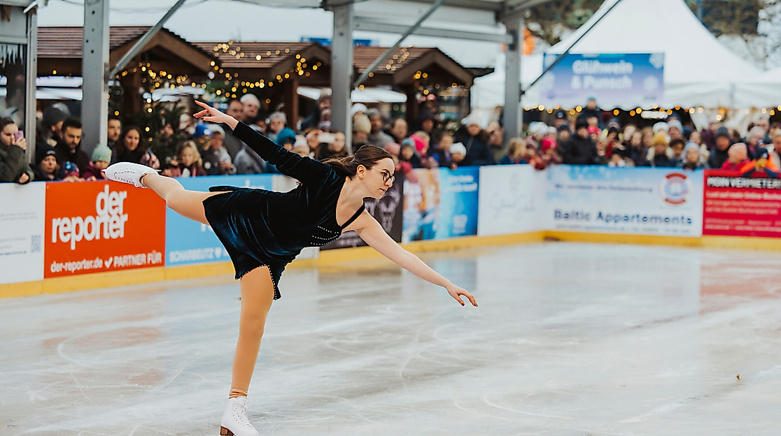 Eiswelt Scharbeutz Eröffnung Eisbahn 2024 Eistänzerin © TALB Christian Schaffrath