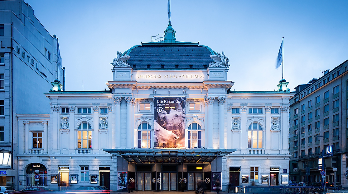 Deutsches Schauspielhaus bei Dämmerung