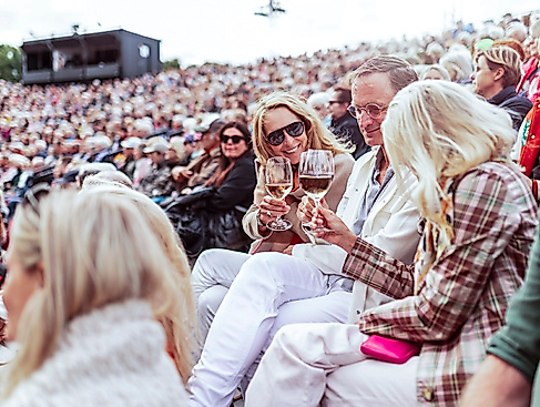 Am Großn Eutiner See treffen Musical, Oper und Konzert auf pures Lebensgefühl: unter freiem Himmel, umgeben von Wasser, Schlossgarten und sommerlicher Abendstimmung.