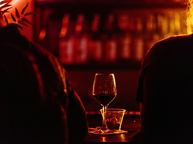 nachtleben-bar1910-c-unsplash-alexander-popov