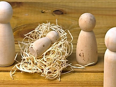 Weihnachtskrippensituation mit Holzfiguren