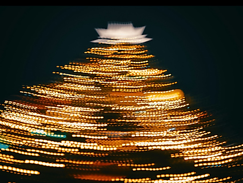 beleuchteter Weihnachtsbaum in Langzeitbeleuchtung