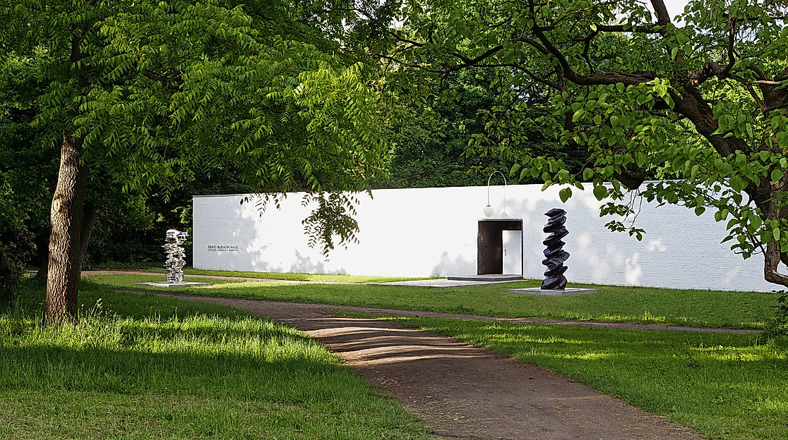 Das Ernst Barlach Haus während der Ausstellung »Tony Cragg. Against the grain« im Sommer 2012