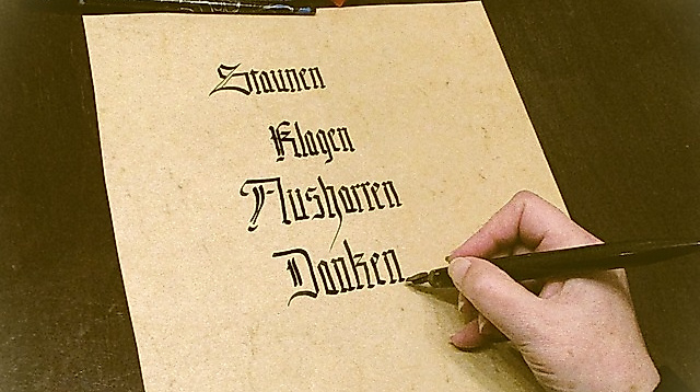 "Grömitz entdecken" - Ausstellungseröffnung "Liebeserklärung an ein Kloster" - Alte Schriftkunst, Neue Klänge