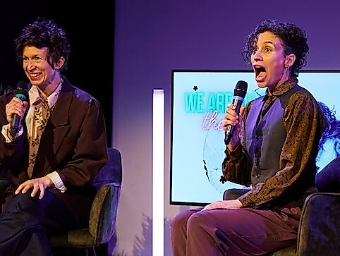 We Are All Here – The Show - Eine Tanz-Performace über schräg-komische Gastfreundschaft