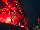Live-Konzert der Beginner auf Festivalbühne mit roter Lichtshow bei Nacht