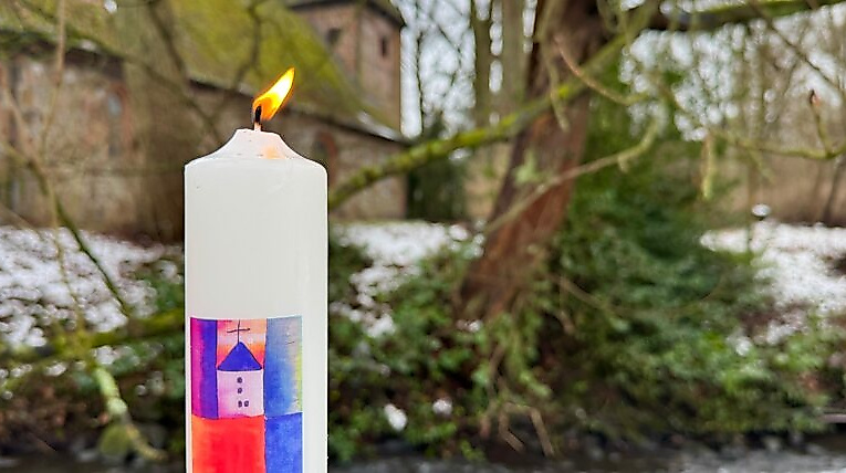 Taufkerze vor der Alt-Rahlstedter Kirche