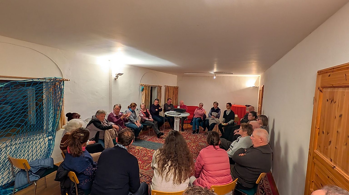 Menschengruppe beim Sprechen und Zuhören