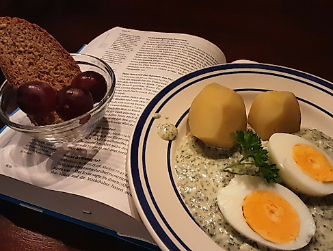 Andere (Bundes-)Länder, andere Sitten: In Hessen eine echte Delikatesse. Auch und insbesondere am Gründonnerstag. Grüne Soße mit Eiern und Kartoffeln