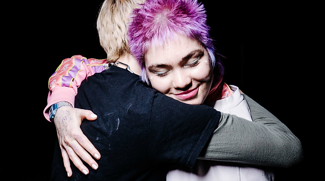 Zwei Menschen umarmen sich.