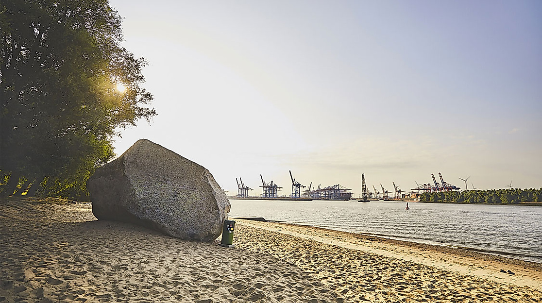 Elbstrand Övelgönne mit Granitfelsen Alter Schwede und Blick auf den Hamburger Hafen bei Sonnenschein