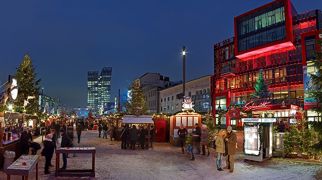 Weihnachtsmarkt auf der Reeperbahn in Hamburg mit Lichterglanz, Buden und Blick auf die Elbphilharmonie