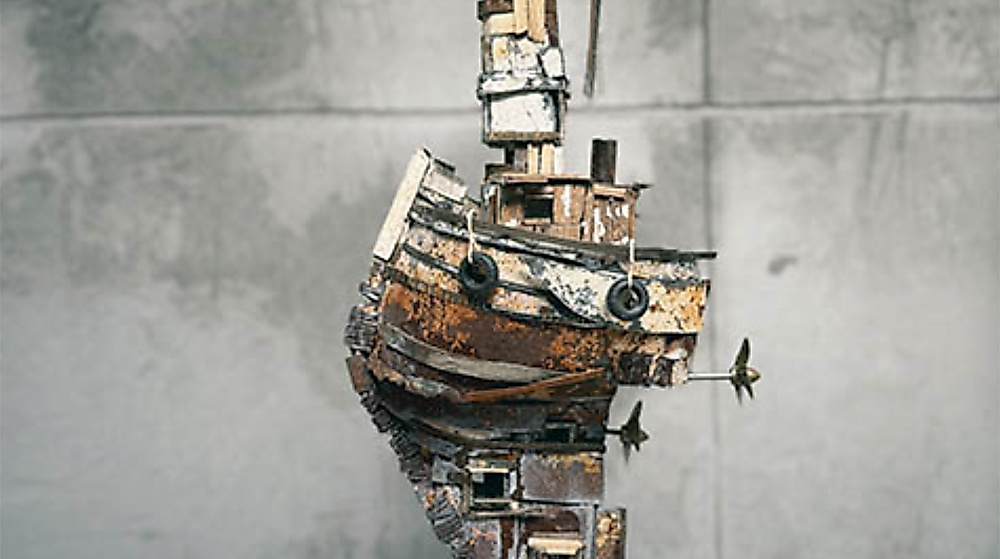 Upcycling Schiff vor grauem Tuch