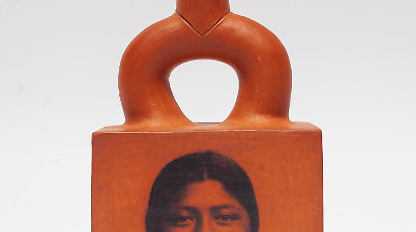 Foto-Keramik mit Porträt von Mercedes Niquen aus der Fotosammlung von H. H. Brüning