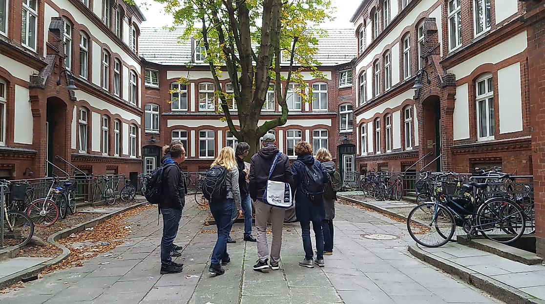 hist. Innenhof mit Gruppe_SSachse