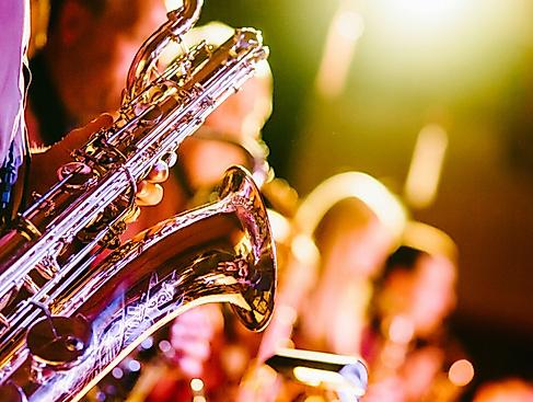 Person die Saxophon spielt