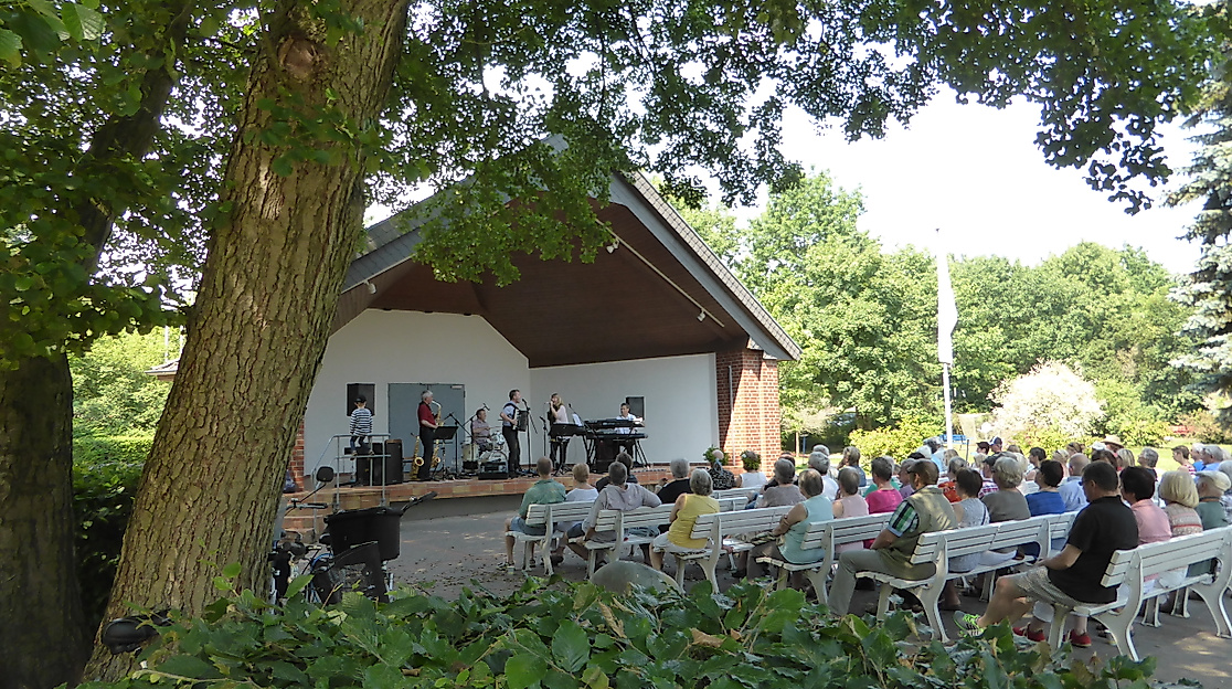 kurkonzert-im-musikpavillon-kurpark-am-see-bad-bodenteich