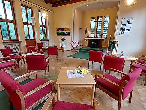rote Sessel und Tische im Kirchsaal Hagen