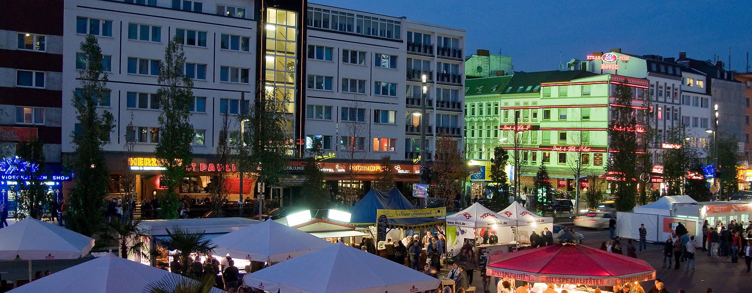 Spielbudenplatz beim Reeperbahn Festival mit Marktständen und illuminierten Gebäuden