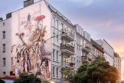 Mural nach Caspar David Friedrich an weißer Hausfassade in Hamburger Wohnstraße bei Abendstimmung