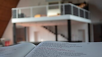 Lesepult mit Blick auf die Kanzel der Trinitatiskirche Hohenhorst