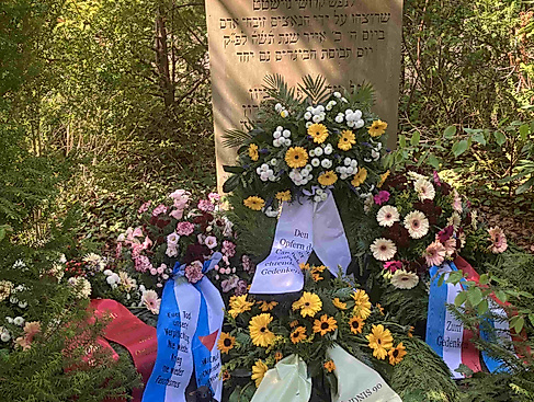 Gestecke auf dem jüdischen Friedhof in Neustadt in Holstein am 03. Mai 2026.