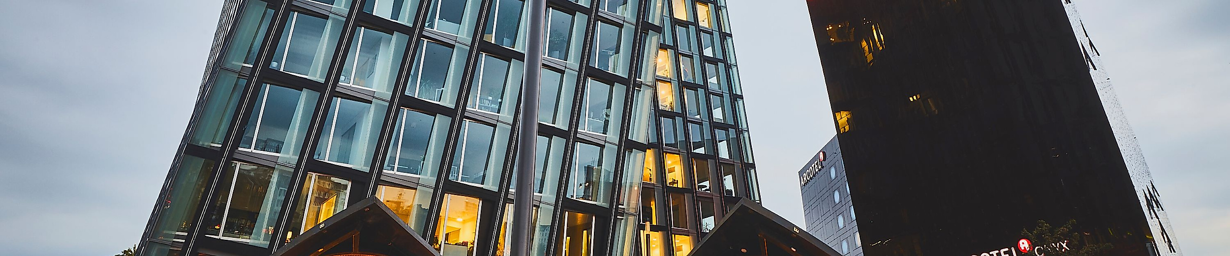 Eingangsbereich des ARCOTEL Onyx im Sockel der Tanzenden Türme an der Reeperbahn bei Abendstimmung