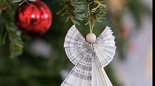 Papierengel aus Notenblatt am Weihnachtsbaum