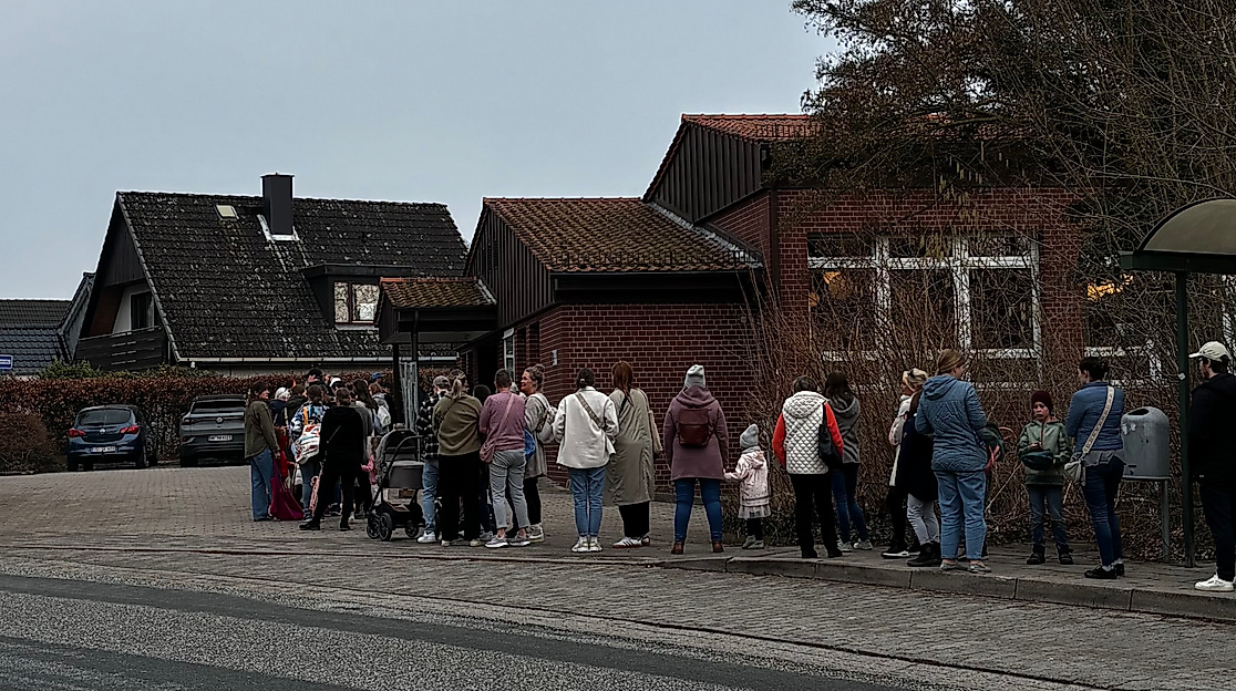 Großer Andrang bereits vor der Öffnung zeigt die hohe Beliebtheit des Marktes. Damit trotzdem entspannt eingekauft werden kann, wird Kleidung und Ware während des gesamten Verkaufs laufend nachgelegt. So haben auch spätere Besucher die Chance auf schöne und hochwertige Teile – ohne Stress und ohne das Gefühl, zu spät zu kommen.