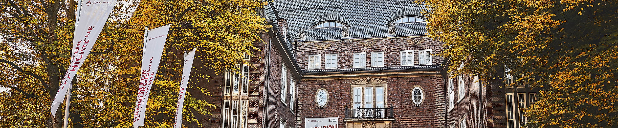 Außenansicht des Museums für Hamburgische Geschichte im Herbst, eingerahmt von bunt gefärbten Bäumen